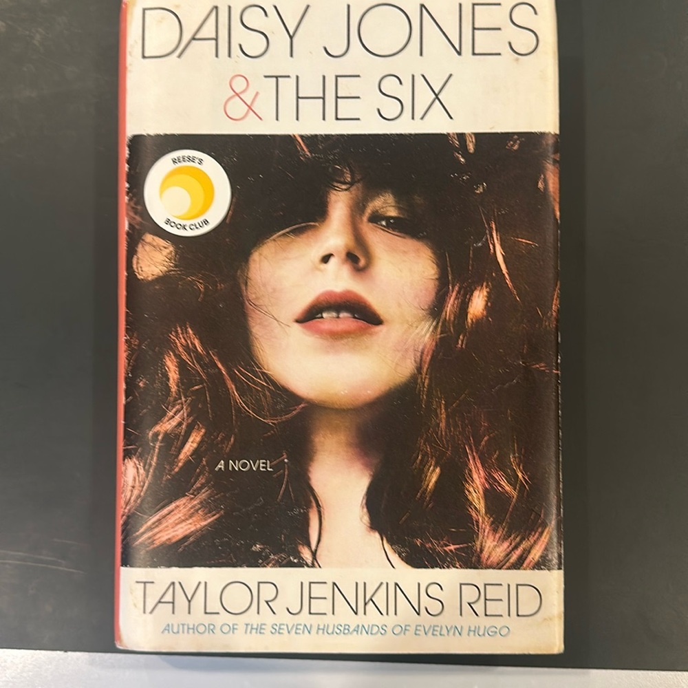 Daisy jones and the six book